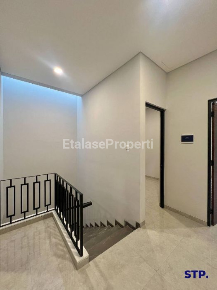 Foto properti Rumah Baru Scandinavian Di Manyar Tirtoyoso 6