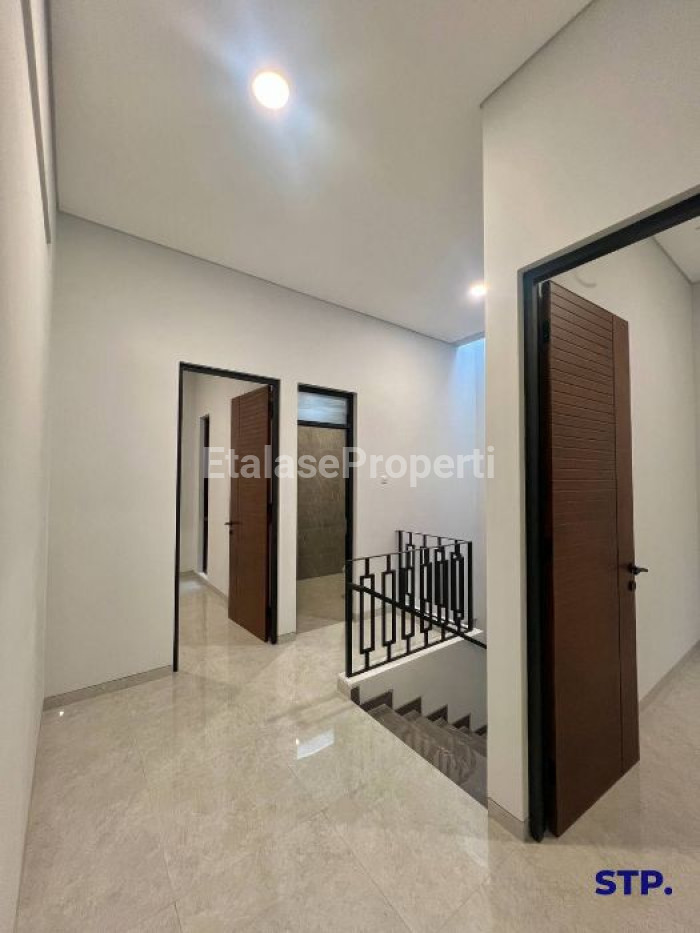 Foto properti Rumah Baru Scandinavian Di Manyar Tirtoyoso 7