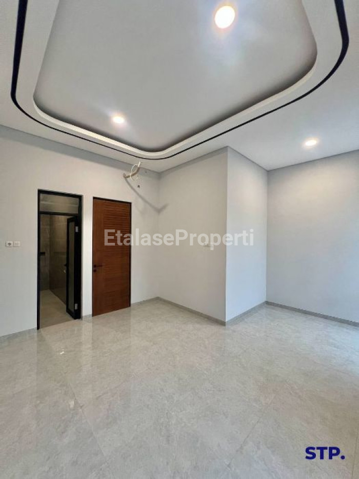 Foto properti Rumah Baru Scandinavian Di Manyar Tirtoyoso 8