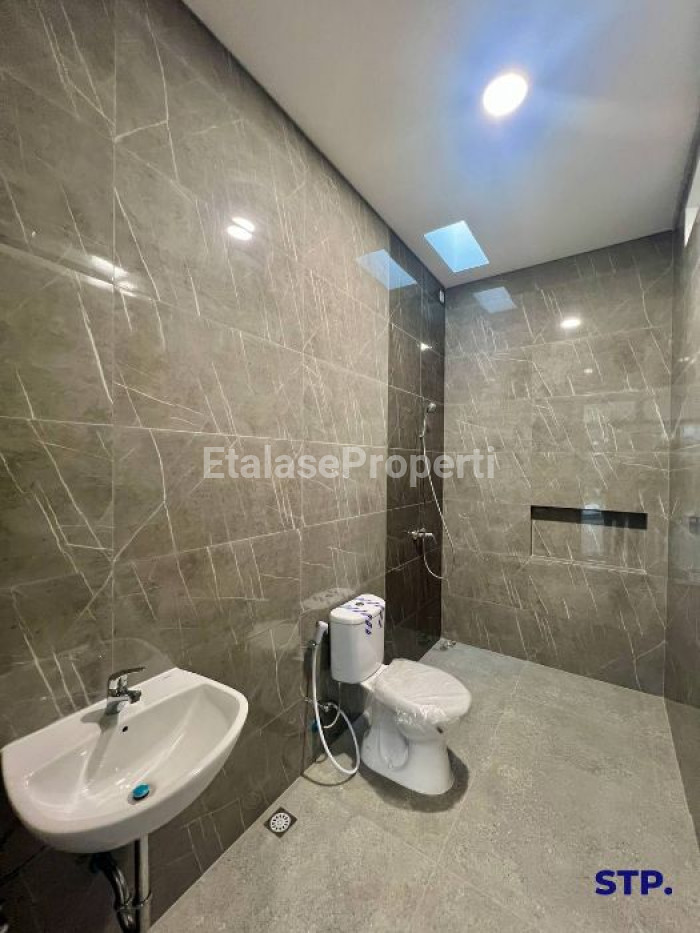 Foto properti Rumah Baru Scandinavian Di Manyar Tirtoyoso 9