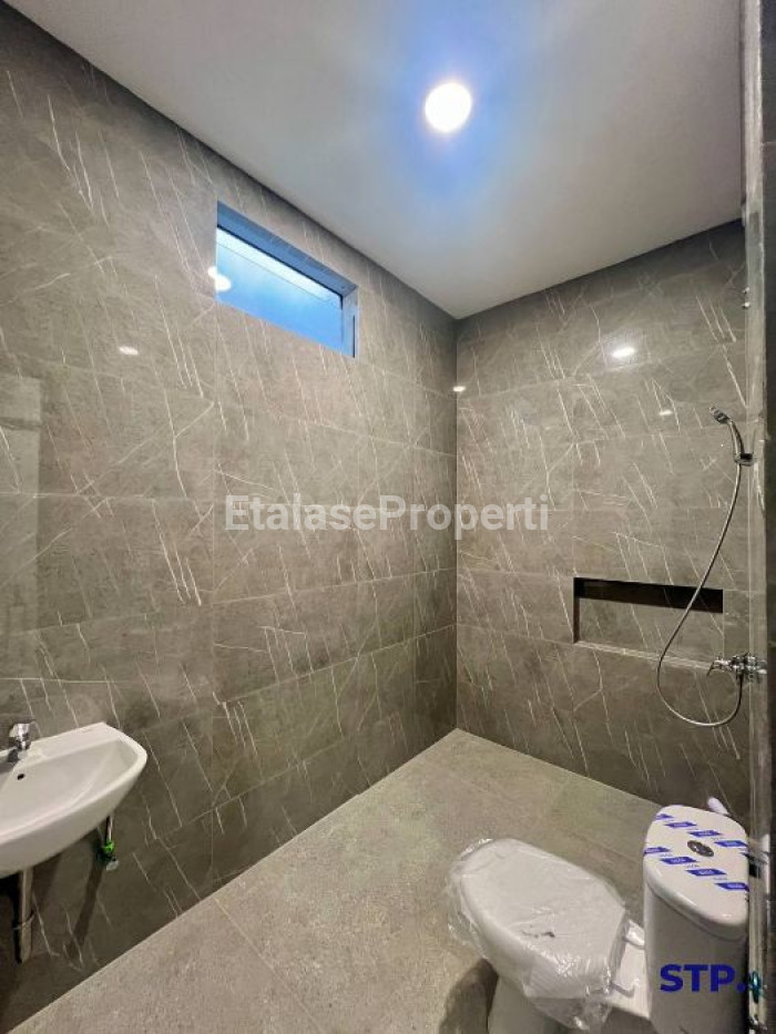 Foto properti Rumah Baru Scandinavian Di Manyar Tirtoyoso 10