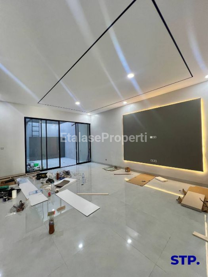 Foto properti Rumah Baru Kontemporer Manyar Jaya 2 Lantai 4
