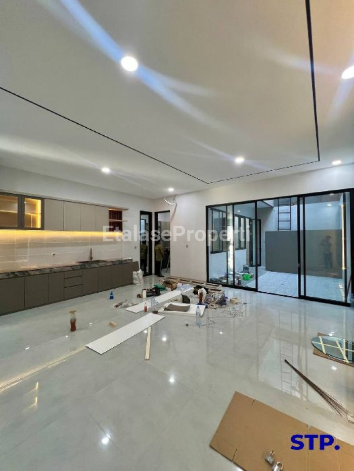 Foto properti Rumah Baru Kontemporer Manyar Jaya 2 Lantai 5