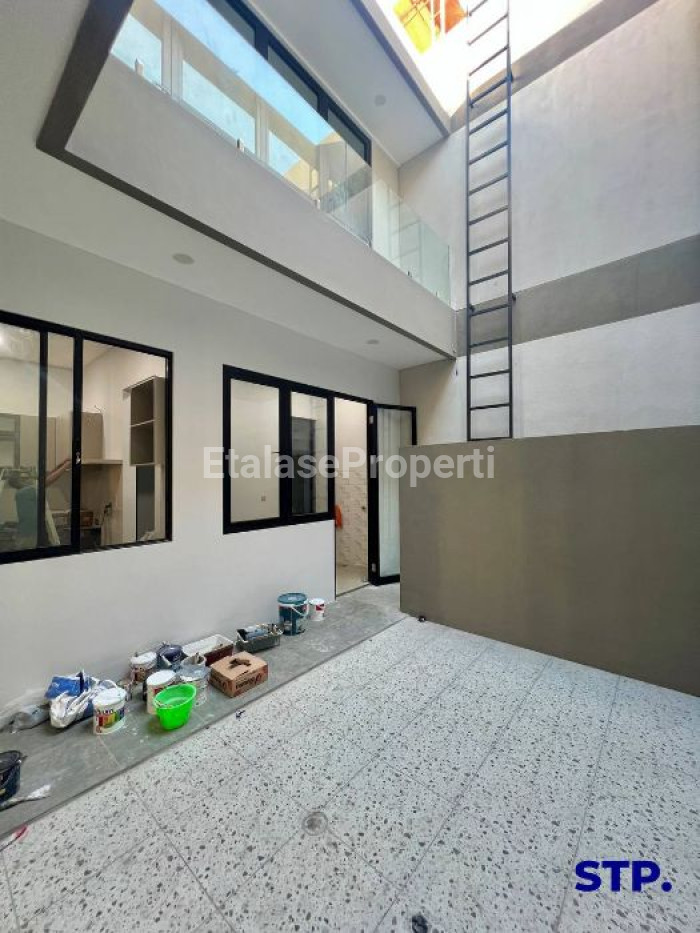 Foto properti Rumah Baru Kontemporer Manyar Jaya 2 Lantai 6