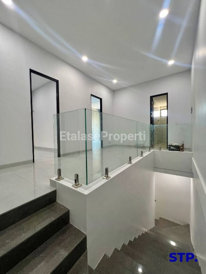 Foto properti Rumah Baru Kontemporer Manyar Jaya 2 Lantai 7