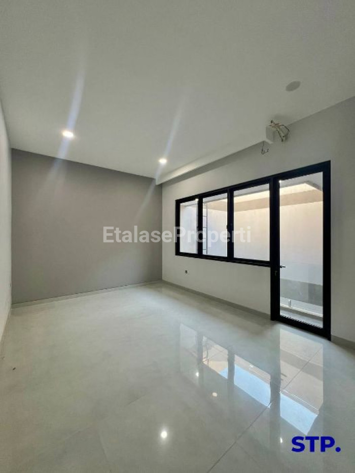 Foto properti Rumah Baru Kontemporer Manyar Jaya 2 Lantai 8