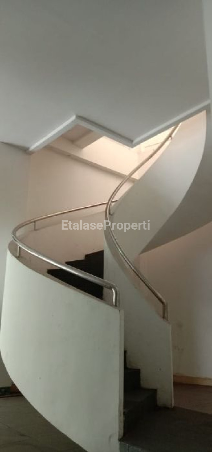 Foto properti GEDUNG 2 LANTAI VENTI KOMERSIAL JALAN MAYJEND SUNGKONO EX SHOWROOM MOBIL NOL JALAN RAYA 6