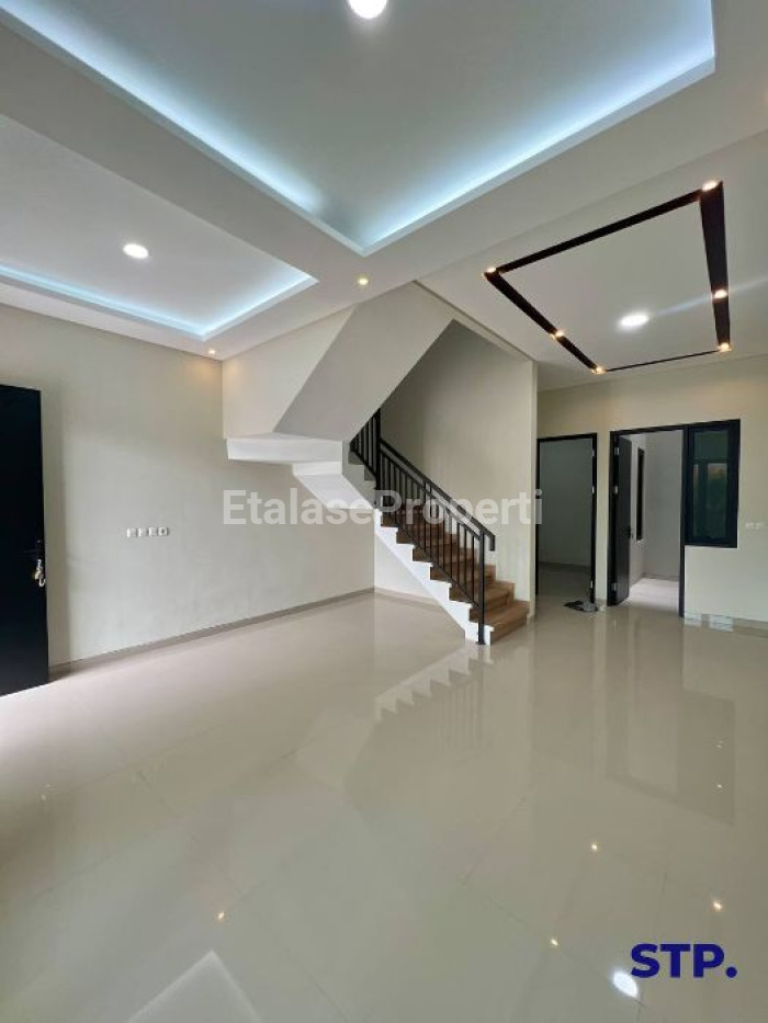 Foto properti Rumah Baru Modern 2 Lantai Di Sutorejo Tengah 3