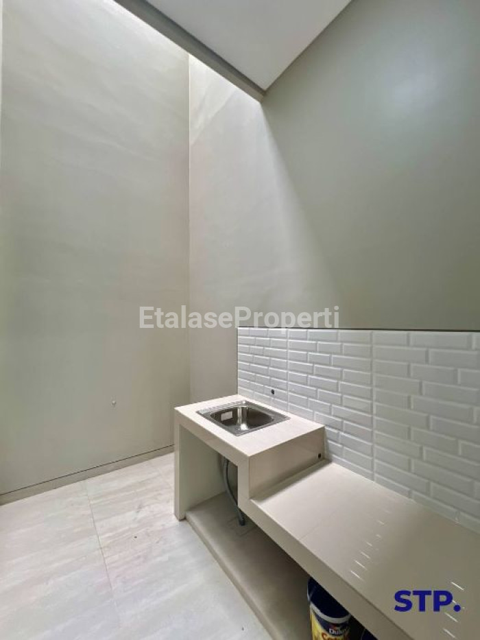 Foto properti Rumah Baru Modern 2 Lantai Di Sutorejo Tengah 4