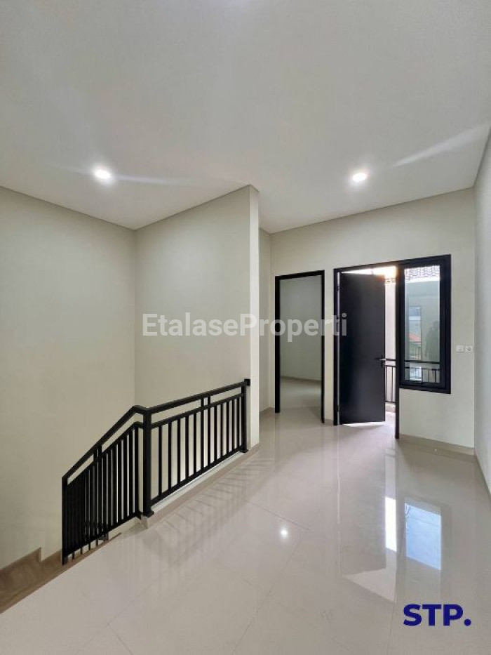 Foto properti Rumah Baru Modern 2 Lantai Di Sutorejo Tengah 5