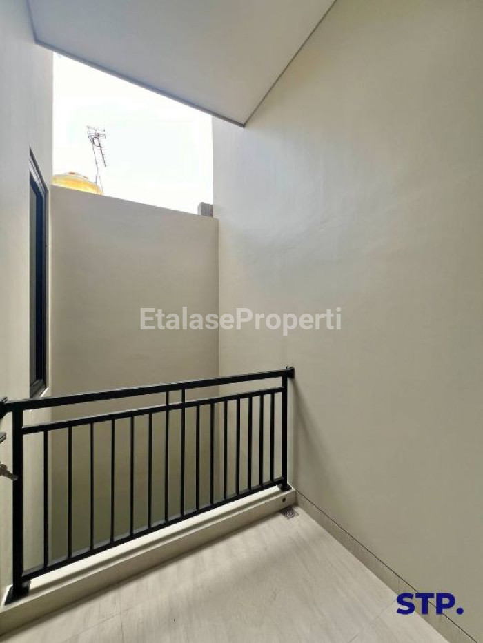 Foto properti Rumah Baru Modern 2 Lantai Di Sutorejo Tengah 6