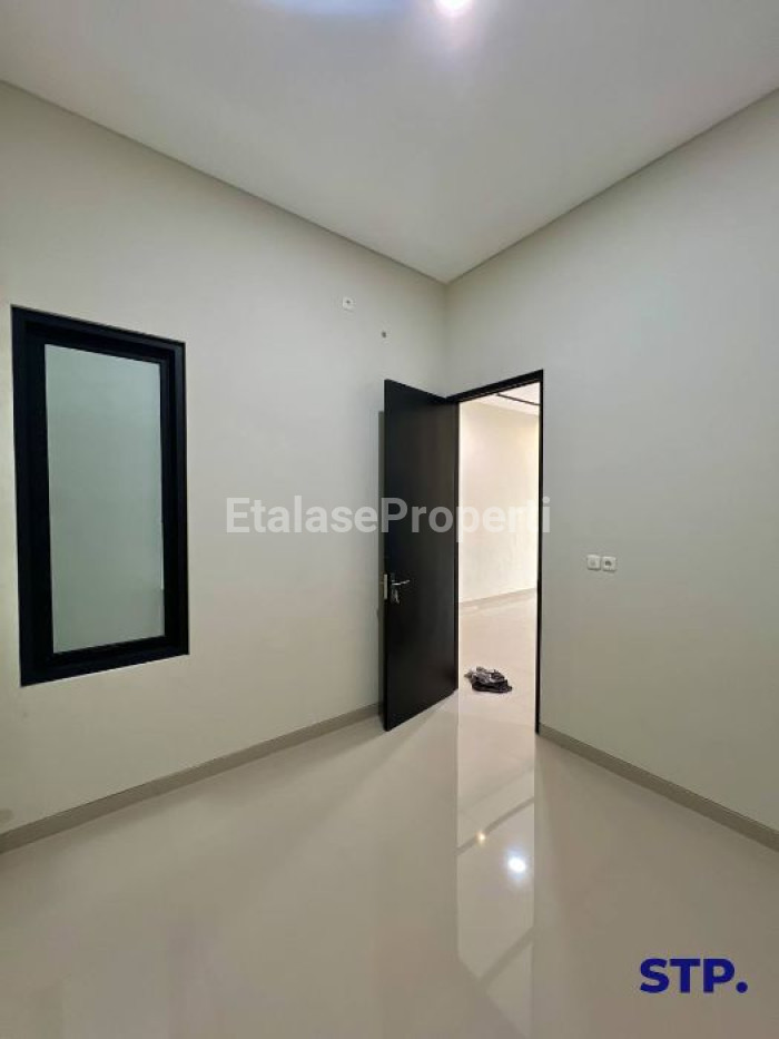 Foto properti Rumah Baru Modern 2 Lantai Di Sutorejo Tengah 7