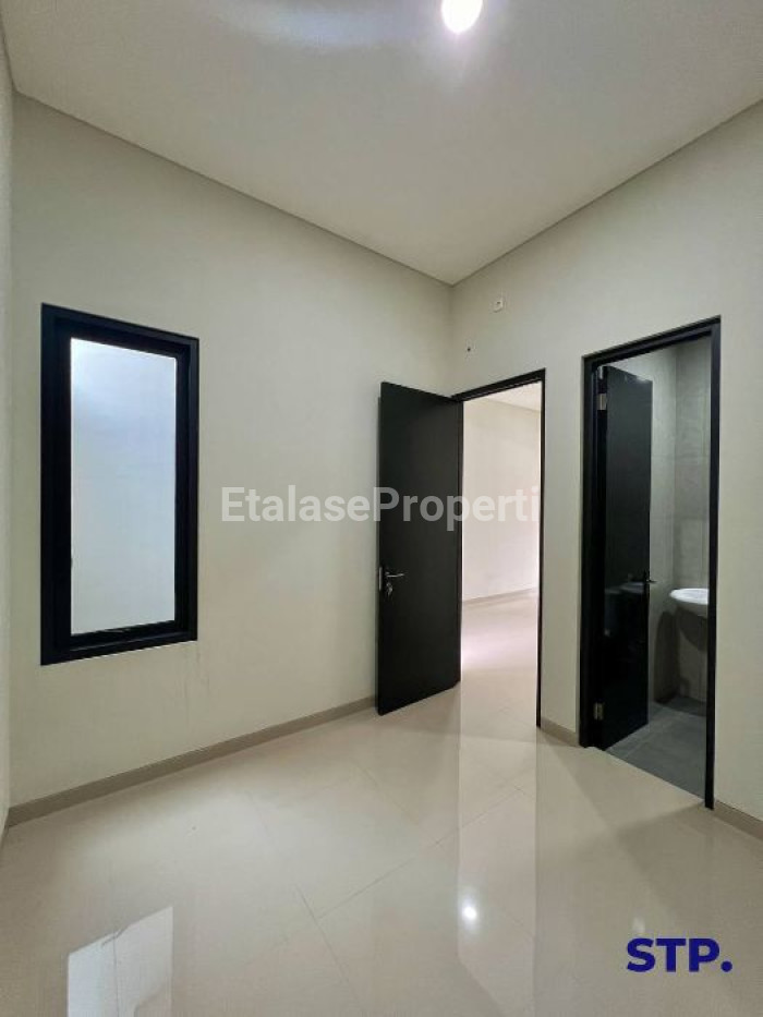 Foto properti Rumah Baru Modern 2 Lantai Di Sutorejo Tengah 8