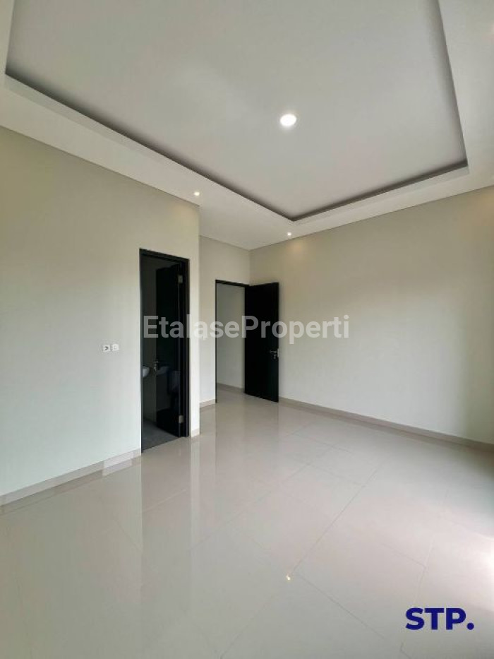 Foto properti Rumah Baru Modern 2 Lantai Di Sutorejo Tengah 9
