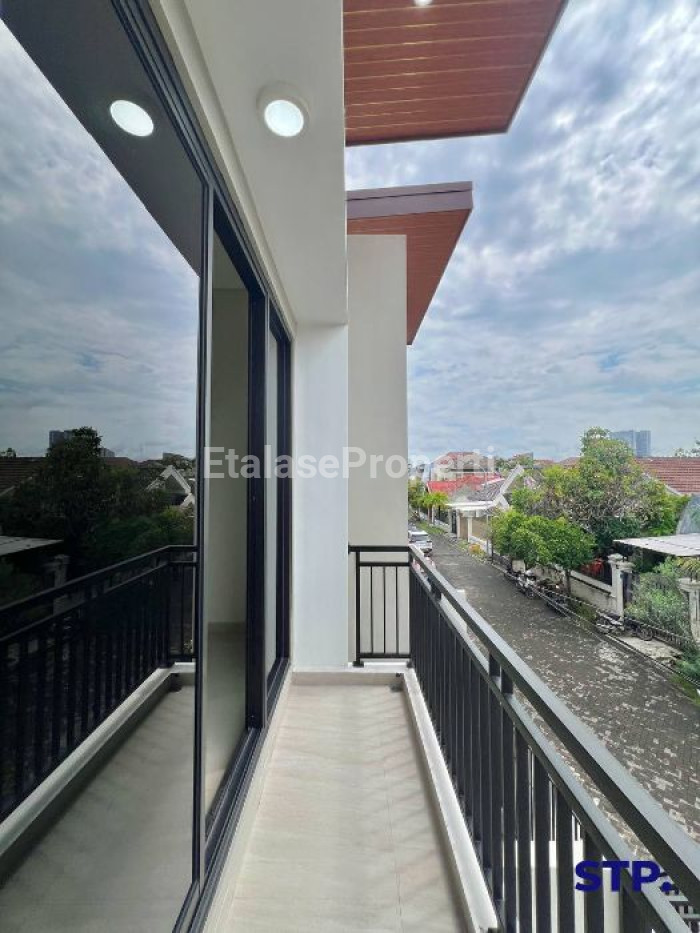 Foto properti Rumah Baru Modern 2 Lantai Di Sutorejo Tengah 10