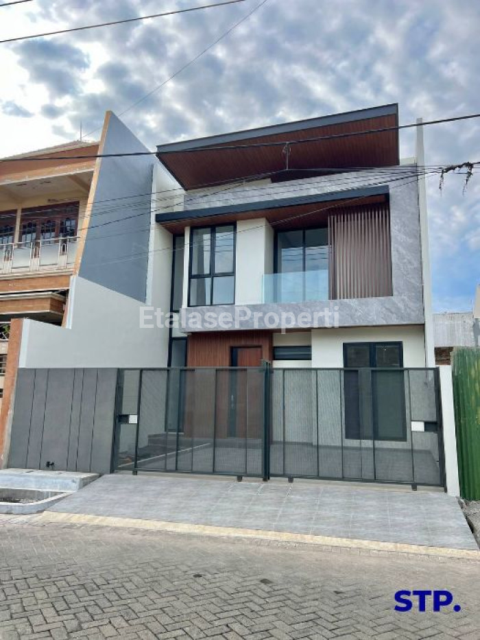 Foto properti Turun Harga, Rumah Modern Kontemporer Di Manyar Kertoarjo 1