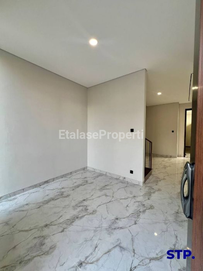 Foto properti Turun Harga, Rumah Modern Kontemporer Di Manyar Kertoarjo 2