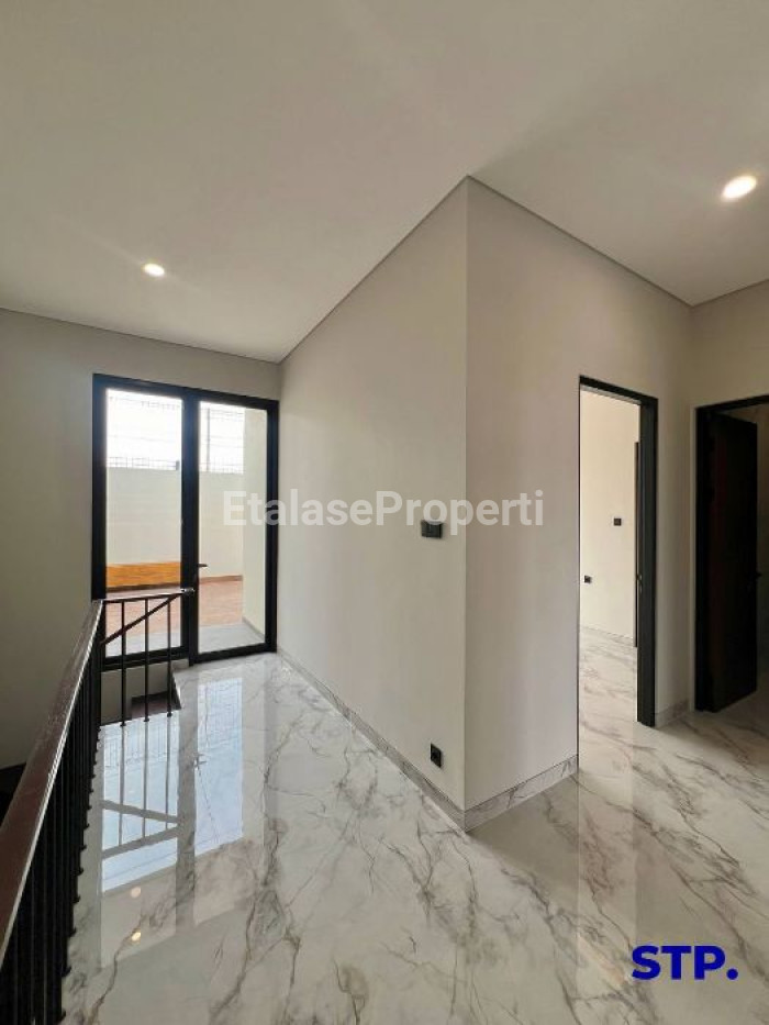 Foto properti Turun Harga, Rumah Modern Kontemporer Di Manyar Kertoarjo 6