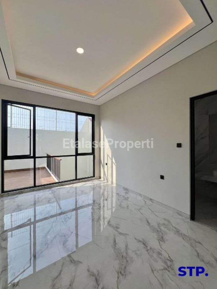 Foto properti Turun Harga, Rumah Modern Kontemporer Di Manyar Kertoarjo 7