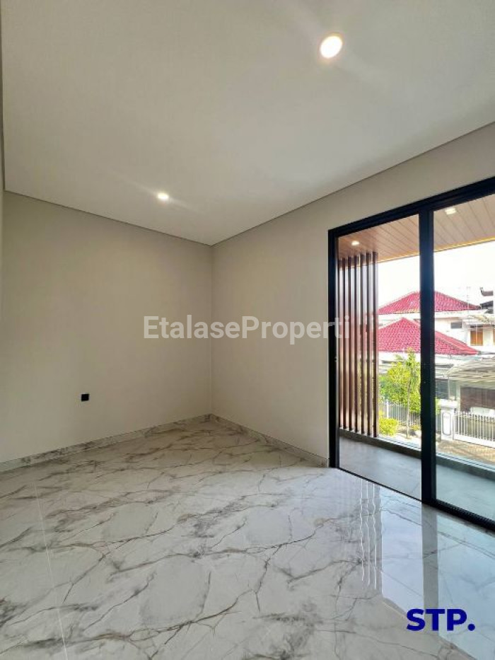 Foto properti Turun Harga, Rumah Modern Kontemporer Di Manyar Kertoarjo 8