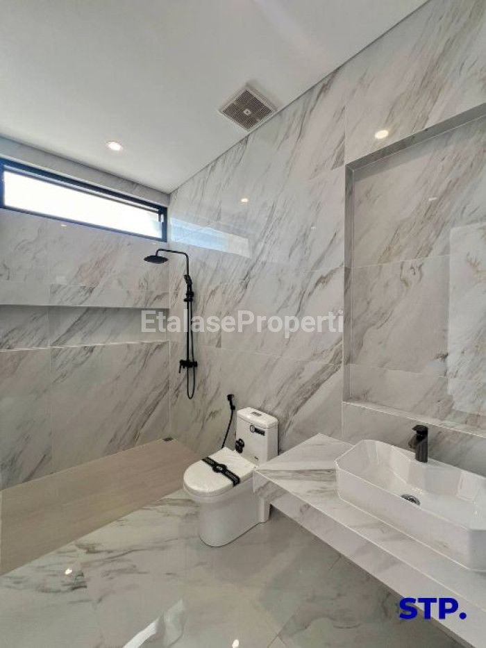 Foto properti Turun Harga, Rumah Modern Kontemporer Di Manyar Kertoarjo 9