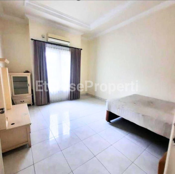 Foto properti *Dijual Rumah 2 Lantai Tenggilis Utara* 3