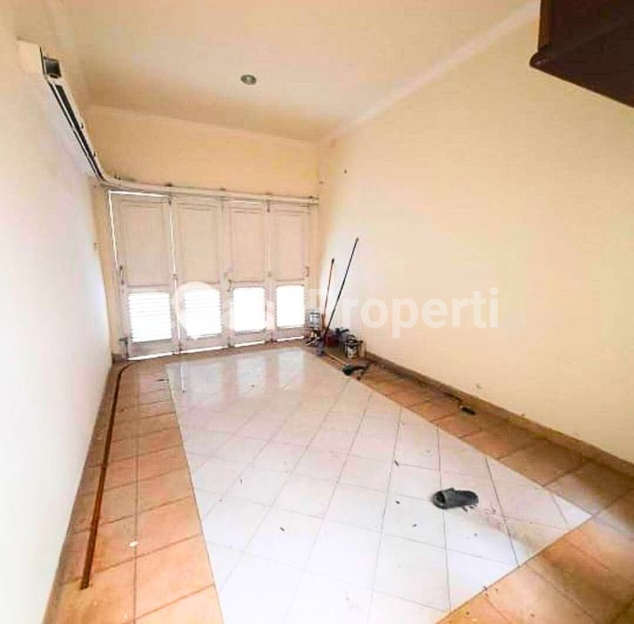 Foto properti *Dijual Rumah 2 Lantai Tenggilis Utara* 10