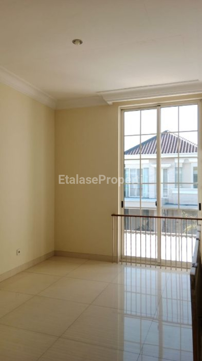Foto properti Rumah Minimalis Dengan Kolam Di Bawah Pintu Masuk😍 Pakuwon Indah 2