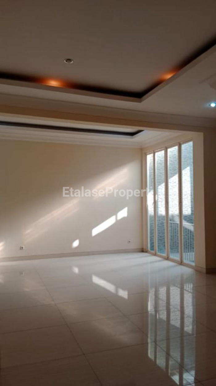 Foto properti Rumah Minimalis Dengan Kolam Di Bawah Pintu Masuk😍 Pakuwon Indah 4
