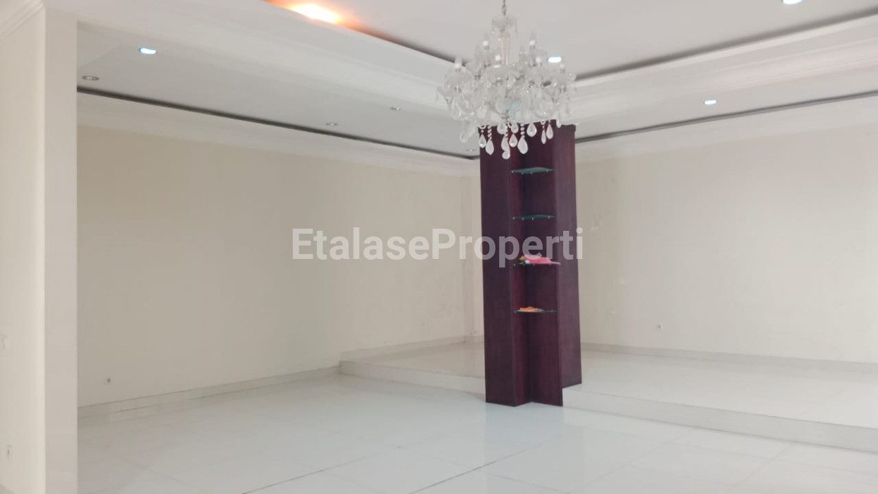 Foto properti Rumah Minimalis Dengan Kolam Di Bawah Pintu Masuk😍 Pakuwon Indah 5