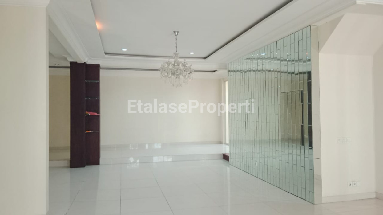Foto properti Rumah Minimalis Dengan Kolam Di Bawah Pintu Masuk😍 Pakuwon Indah 6