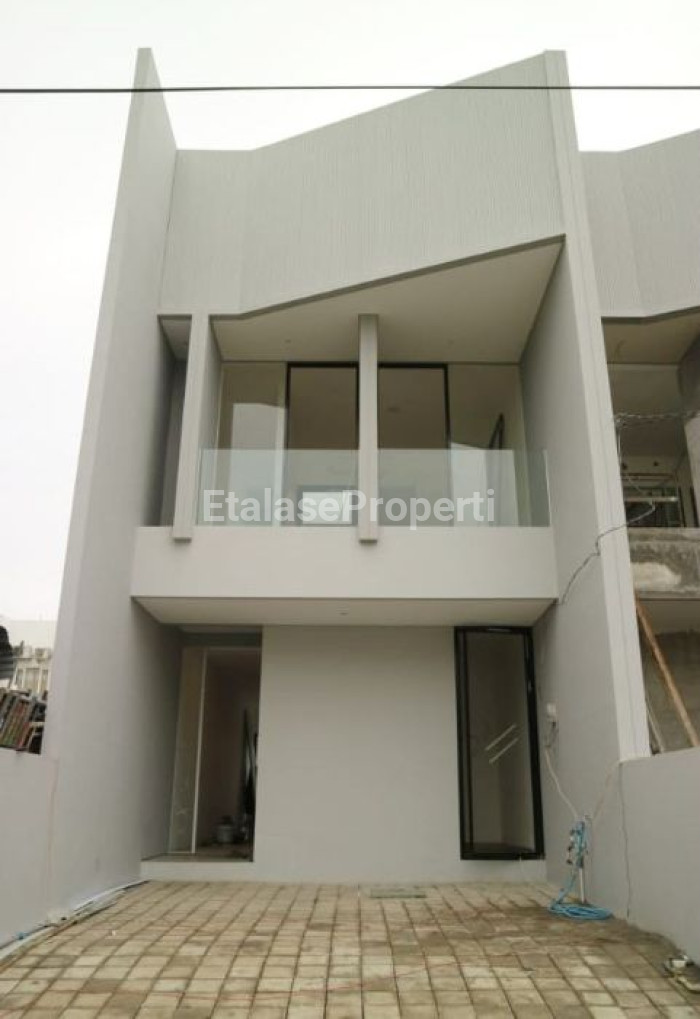 Foto properti Dijual Rumah Baru Gress Di Dian Istana Wiyung Dekat Pakuwon 1