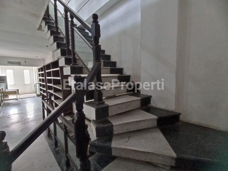 Foto properti Nego Sampai Deal  For Sale Ruko 3 Lantai Nol Jalan Raya Darmo Permai 2