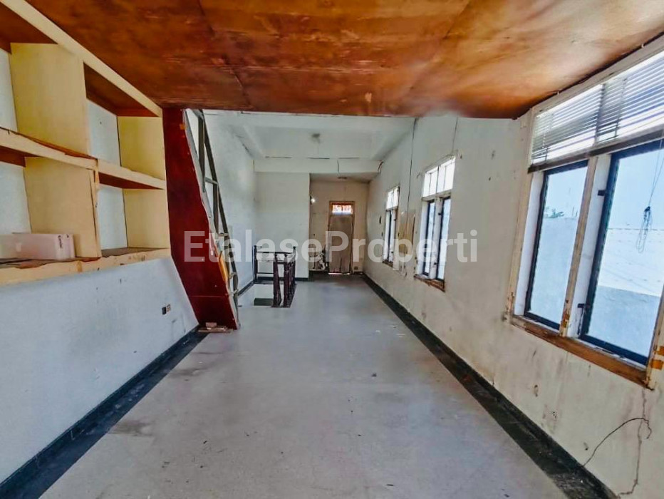 Foto properti Nego Sampai Deal  For Sale Ruko 3 Lantai Nol Jalan Raya Darmo Permai 4