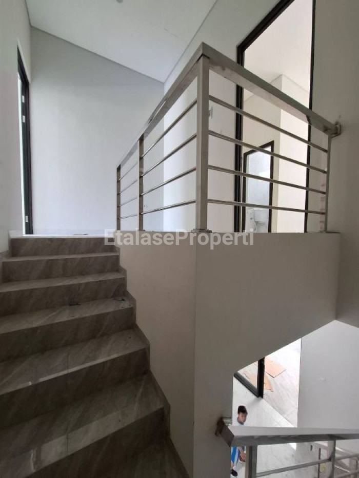 Foto properti Rumah Baru Modern Di Tenggilis Mejoyo Selatan 6