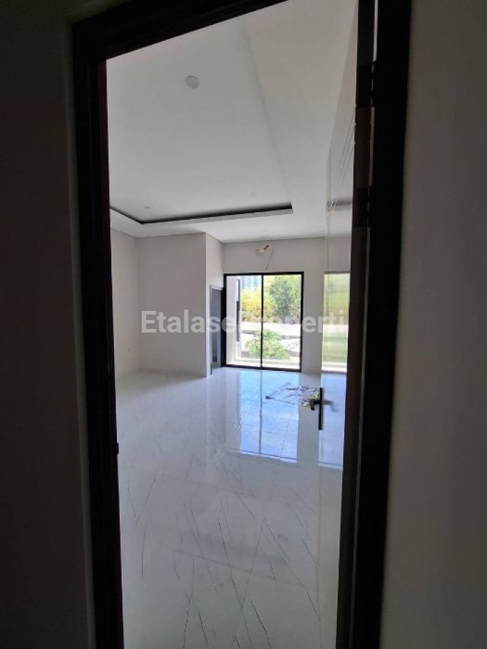 Foto properti Rumah Baru Modern Di Tenggilis Mejoyo Selatan 7