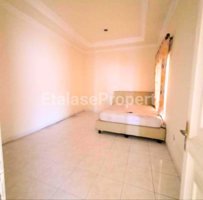 Foto properti Dijual/Disewakan :  Rumah Tenggilis Utara 2 Lantai Siap Huni Furnish 2