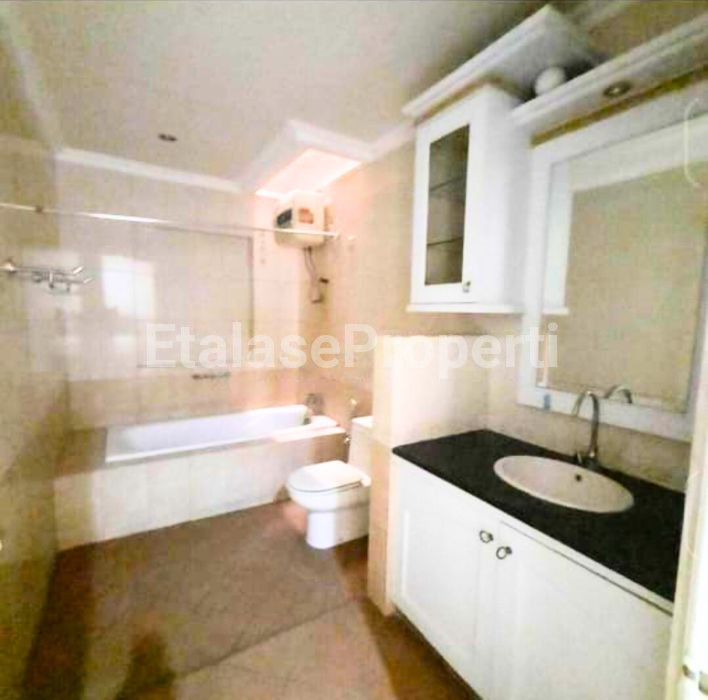 Foto properti Dijual/Disewakan :  Rumah Tenggilis Utara 2 Lantai Siap Huni Furnish 5
