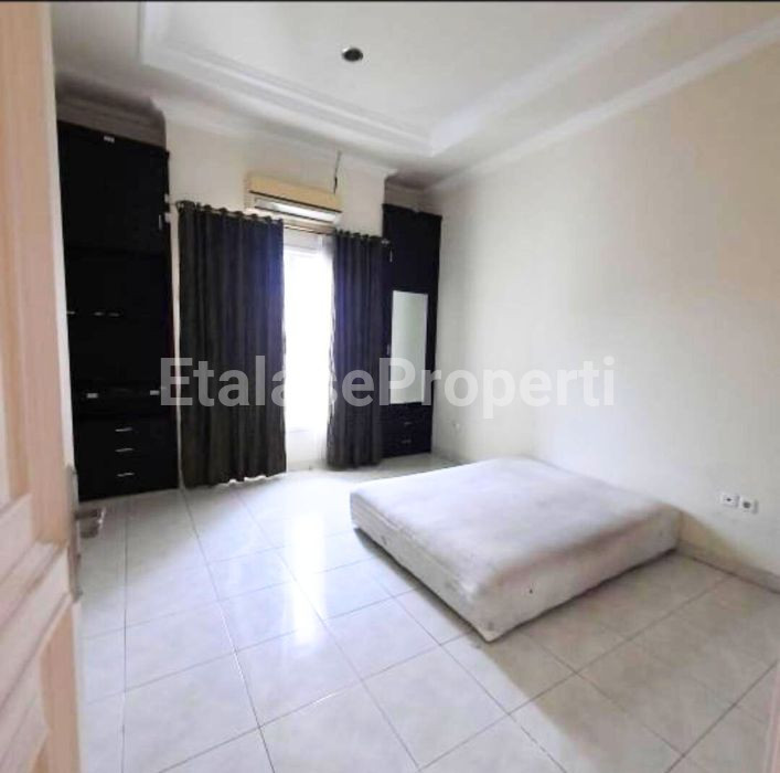 Foto properti Dijual/Disewakan :  Rumah Tenggilis Utara 2 Lantai Siap Huni Furnish 6