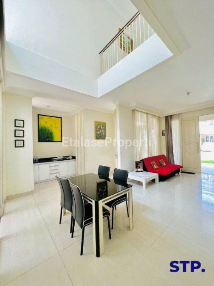 Foto properti Jual Rumah Mewah Pakuwon City Cluster Long Beach Furnished 2
