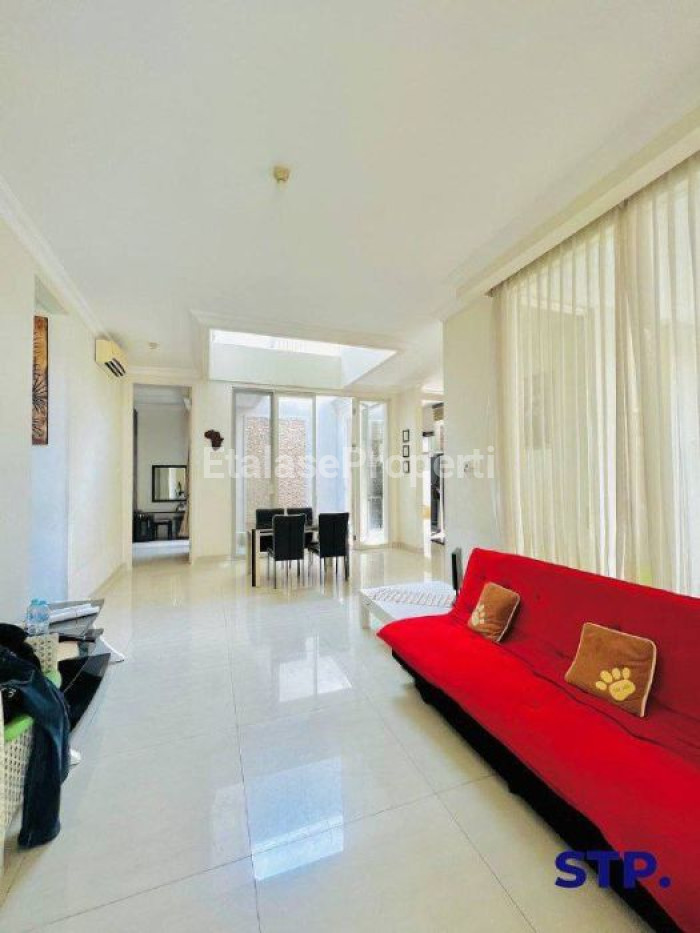 Foto properti Jual Rumah Mewah Pakuwon City Cluster Long Beach Furnished 3