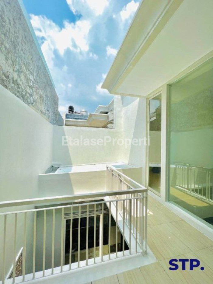 Foto properti Jual Rumah Mewah Pakuwon City Cluster Long Beach Furnished 8