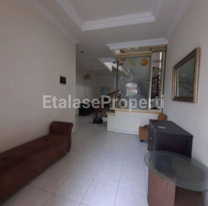 Foto properti Jual Rumah Siap Huni 2 Lantai Di Tenggilis Utara 3