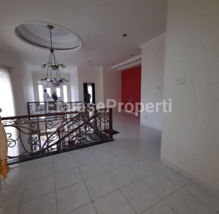 Foto properti Jual Rumah Siap Huni 2 Lantai Di Tenggilis Utara 7