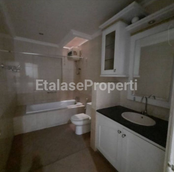 Foto properti Jual Rumah Siap Huni 2 Lantai Di Tenggilis Utara 9