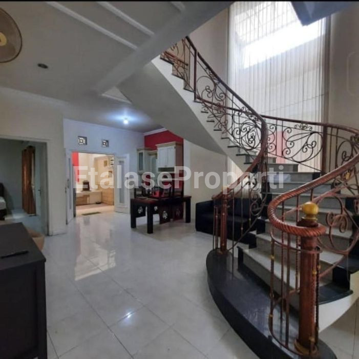 Foto properti Sewa Rumah Siap Huni 2 Lantai Di Tenggilis Utara 4