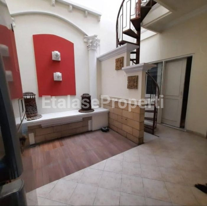 Foto properti Sewa Rumah Siap Huni 2 Lantai Di Tenggilis Utara 5