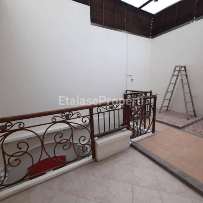 Foto properti Sewa Rumah Siap Huni 2 Lantai Di Tenggilis Utara 6