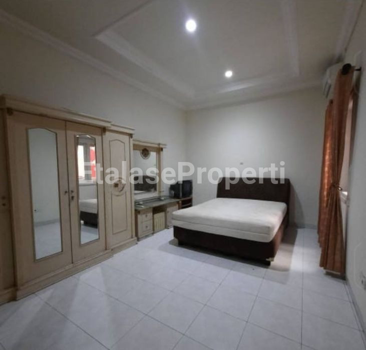Foto properti Sewa Rumah Siap Huni 2 Lantai Di Tenggilis Utara 8