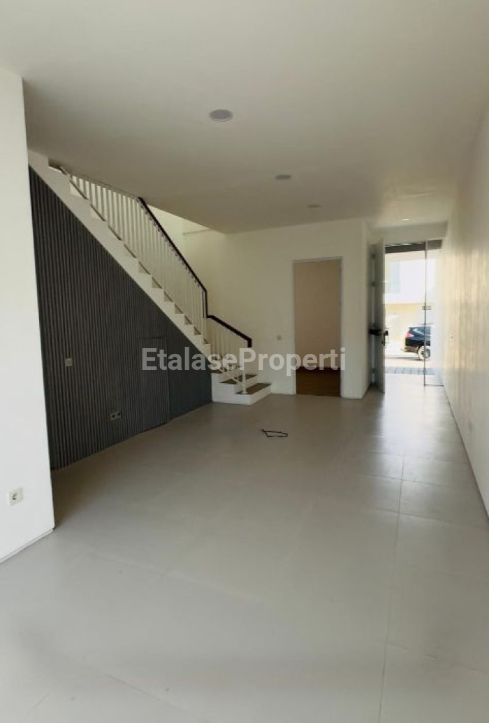Foto properti For Sale Rumah 2 Lantai Baru Gress Lokasi Dekat Dian Istana, Graha Family 2